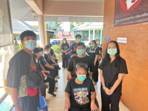 ศพอ.พระประแดง นำคนพิการเข้าใช้สิทธิเลือกตั้งล่วงหน้า ณ หน่วยเลือกตั้ง สคพ.พระประแดง