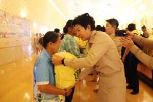 ศพอ.พระประแดง ร่วมกิจกรรมรับบิณฑบาต ข้าวสาร อาหารแห้ง เพื่อบรรจุถุงยังชีพ ช่วยเหลือผู้ยากไร้ ผู้ด้อยโอกาส จังหวัดสมุทรปราการ